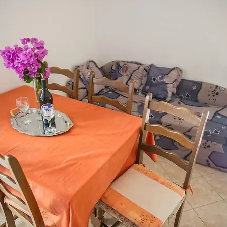 In Rogoznica With Balcony, Air Conditioning, Wi-fi, Washing Machine روغوزنيكا