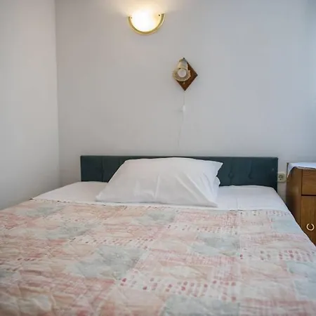 In Rogoznica With Balcony, Air Conditioning, Wi-fi, Washing Machine شقة