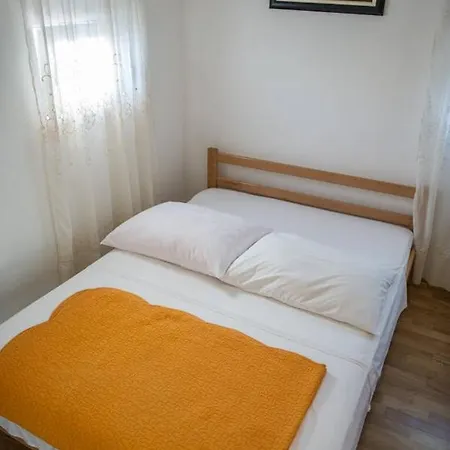 In Rogoznica With Balcony, Air Conditioning, Wi-fi, Washing Machine روغوزنيكا