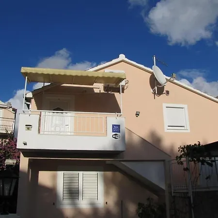 In Rogoznica With Balcony, Air Conditioning, Wi-fi, Washing Machine روغوزنيكا